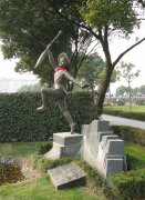 神笔永铸：一座纪念碑里的东方童话密码